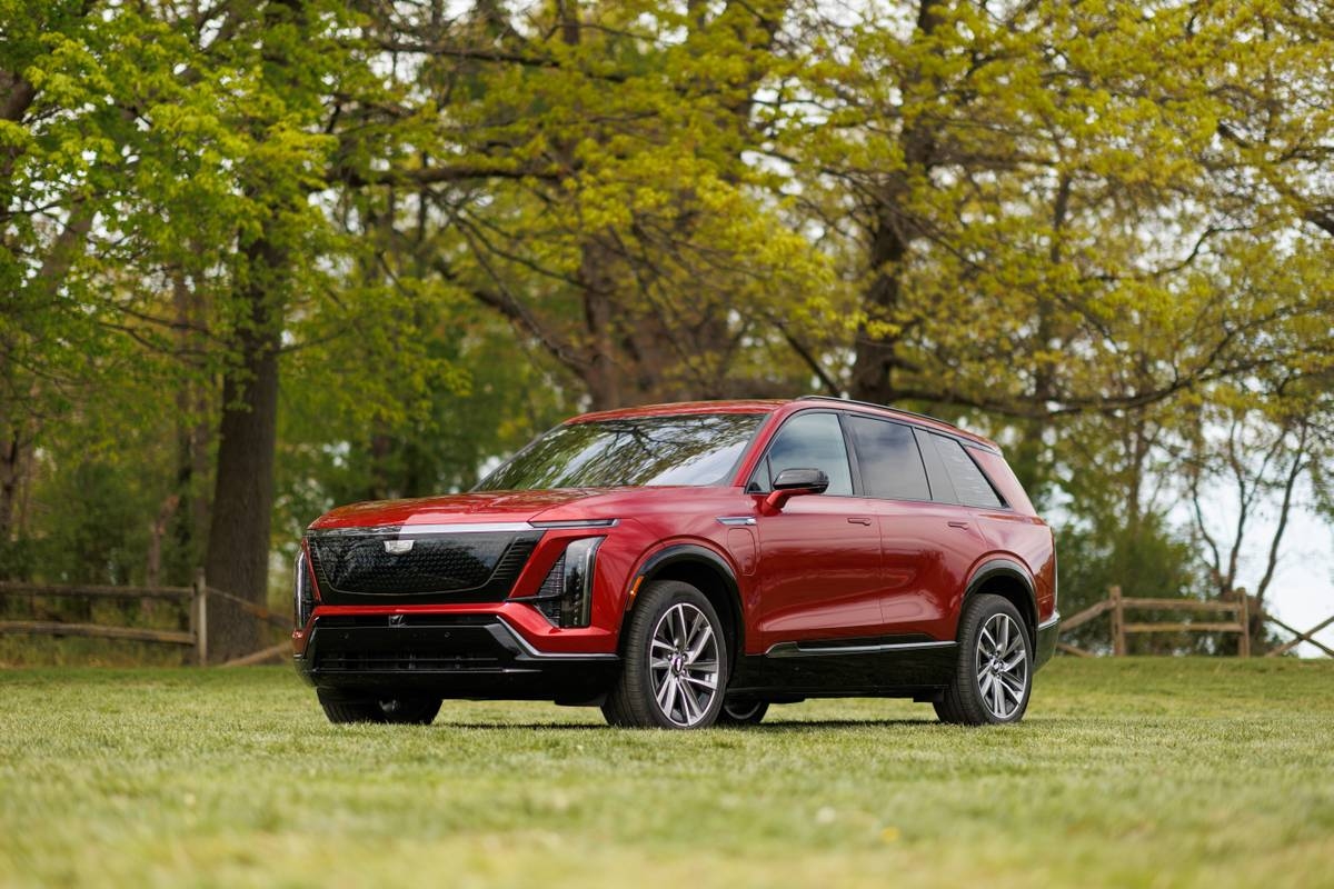 The 2026 Cadillac Vistiq Is A Luxuriously Normal Electric SUV Videos  The 2026 Cadillac Vistiq Is A Luxuriously Normal Electric SUV Videos